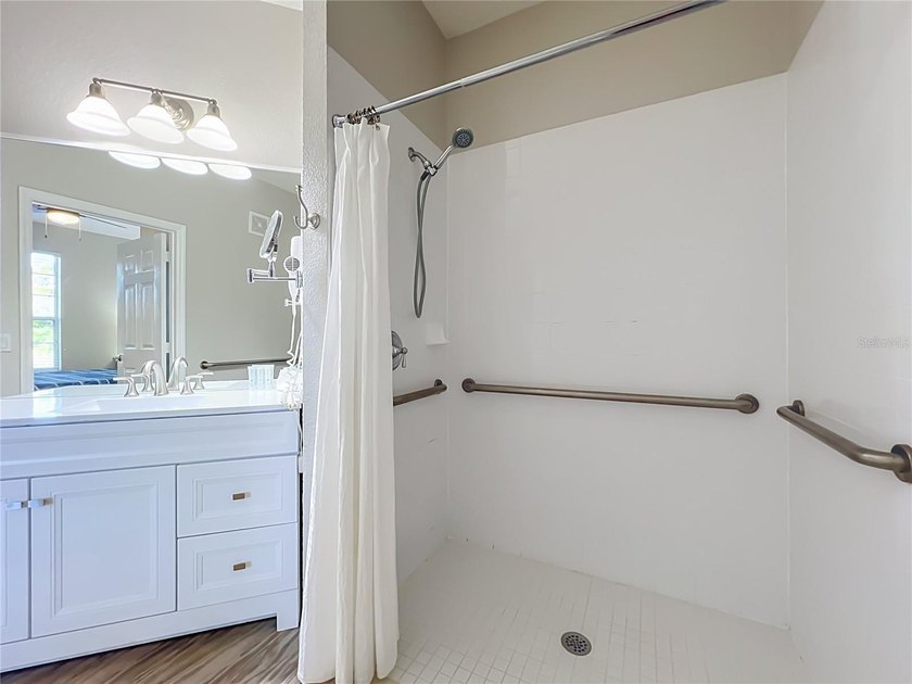 Welcome to Premier Vista Cay at Harbour Square! This luxury - photo 9