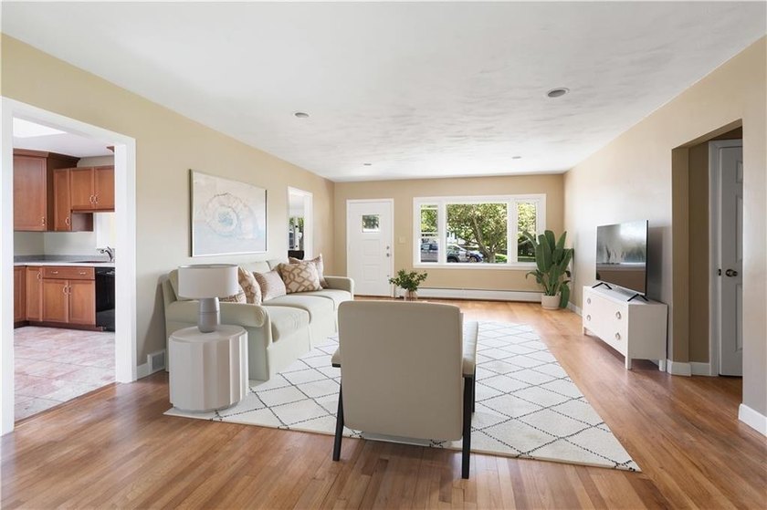 Welcome to 278 Green End Avenue, a well-maintained single-level - photo 2
