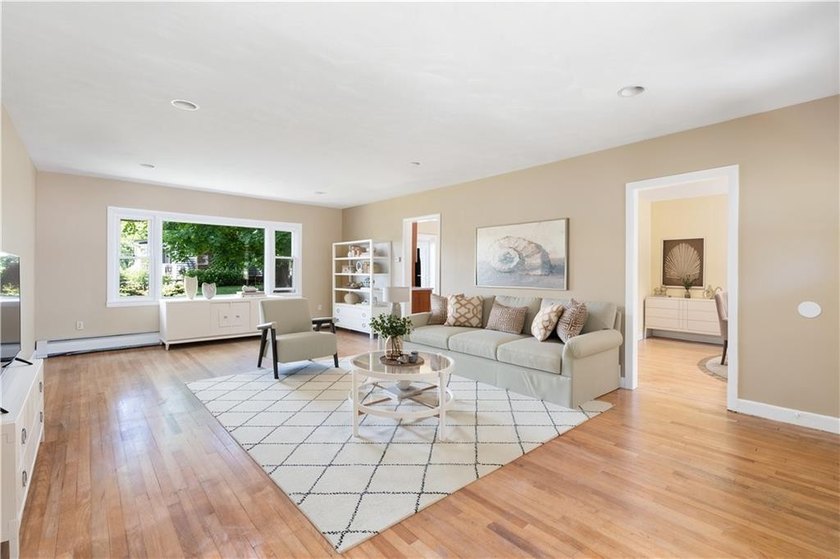 Welcome to 278 Green End Avenue, a well-maintained single-level - photo 4