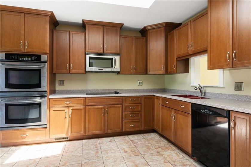 Welcome to 278 Green End Avenue, a well-maintained single-level - photo 6
