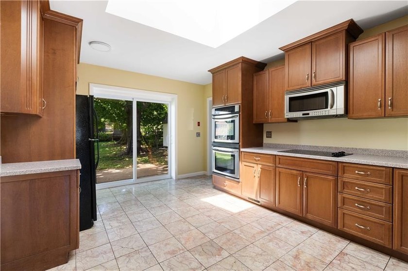 Welcome to 278 Green End Avenue, a well-maintained single-level - photo 8