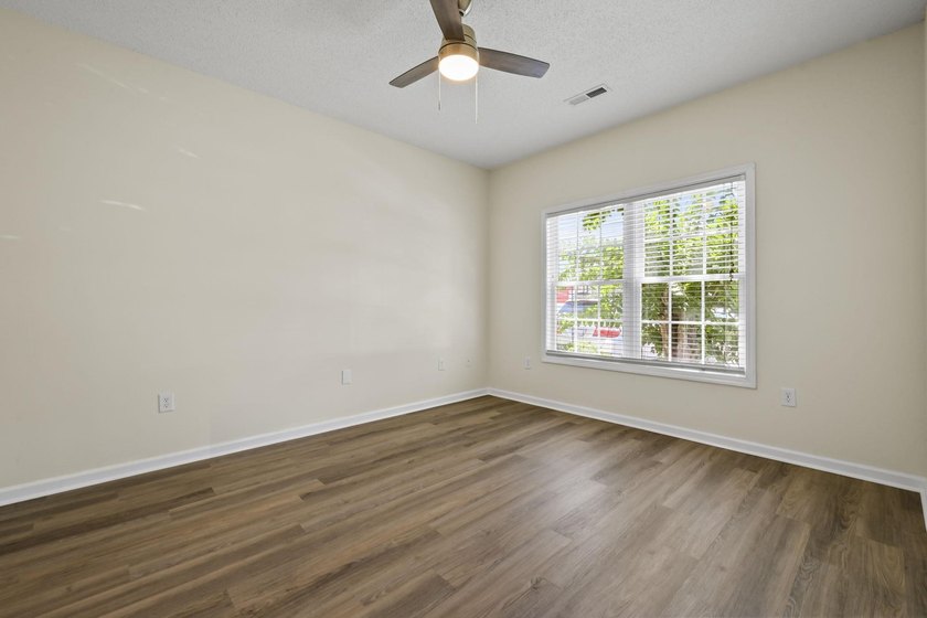 Beautifully updated 3-bedroom, 2.5-bath end-unit townhome-style - photo 6