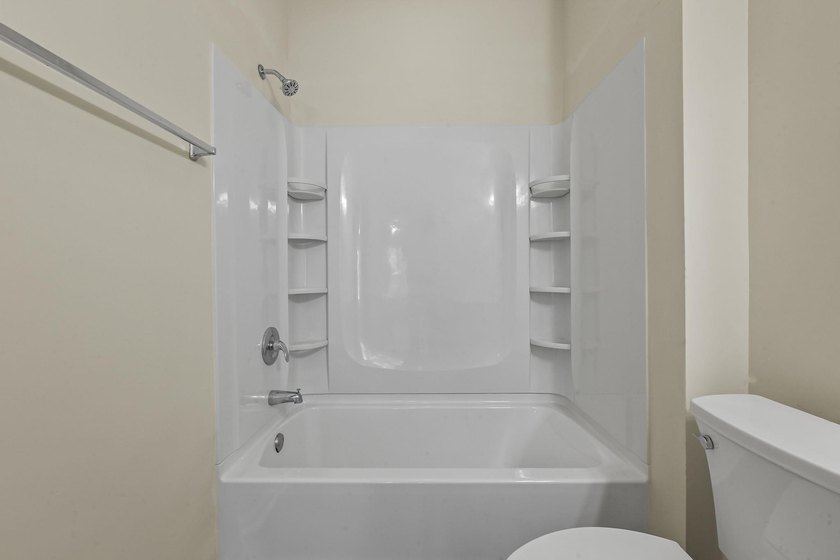 Beautifully updated 3-bedroom, 2.5-bath end-unit townhome-style - photo 9