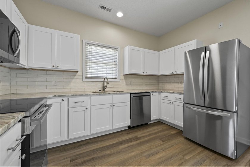 Beautifully updated 3-bedroom, 2.5-bath end-unit townhome-style - photo 10