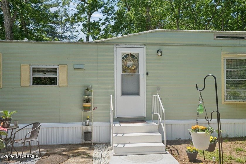 Welcome home! This stylish mobile home offers two bedrooms, a - photo 5