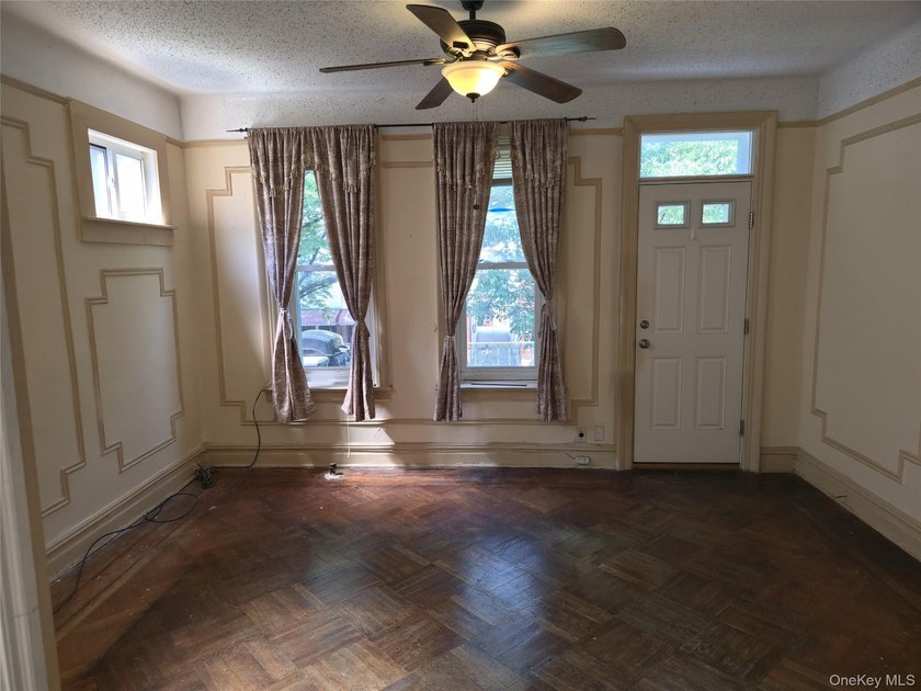 Great investment property - both units in home vacant. Separate - photo 7