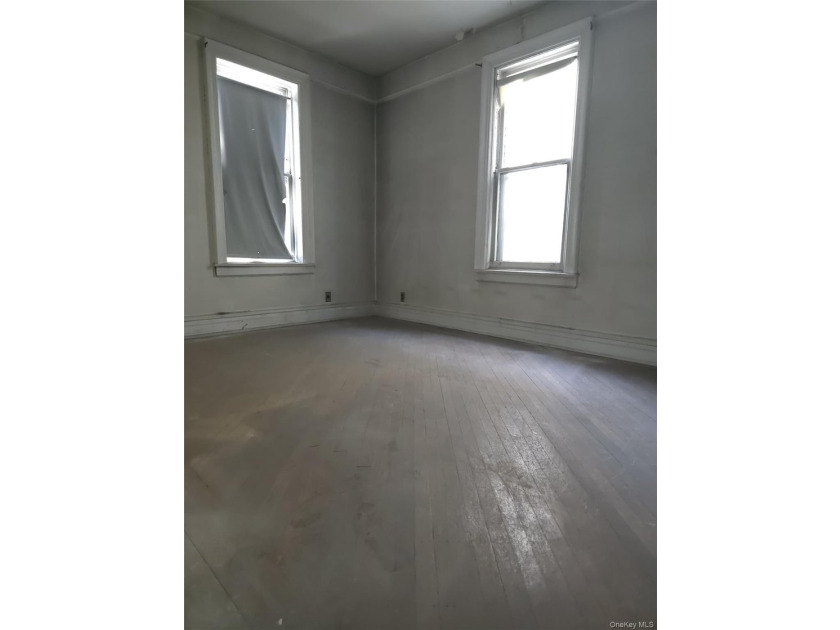 Great investment property - both units in home vacant. Separate - photo 9
