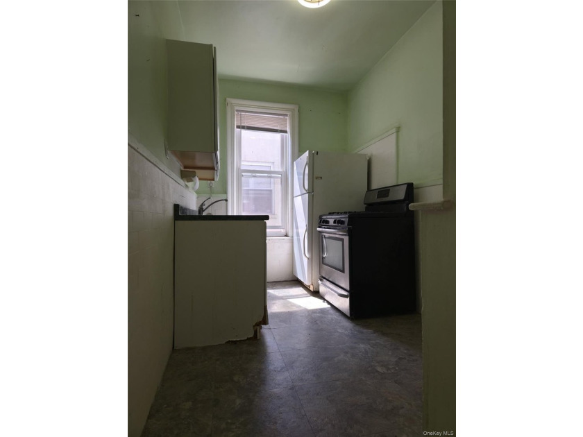 Great investment property - both units in home vacant. Separate - photo 10