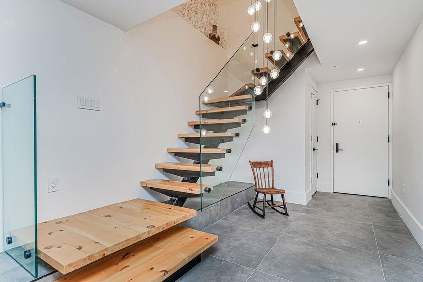 Introducing a Stunning Modern Duplex Condo in the Heart of Crown - photo 22