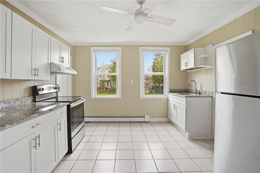 Private second-floor residence in the secluded building at 48 - photo 6