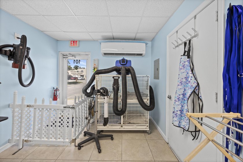 Well-established pet grooming salon in Deerfield Beach, located - photo 17