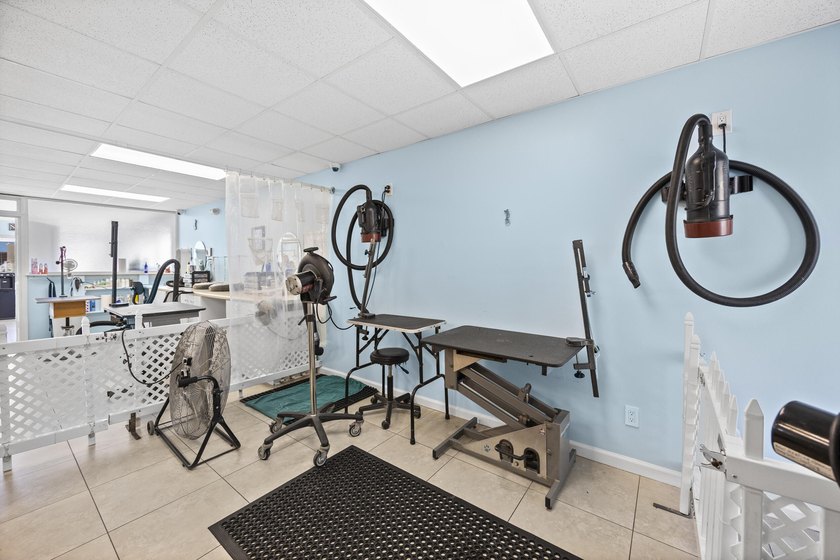 Well-established pet grooming salon in Deerfield Beach, located - photo 18