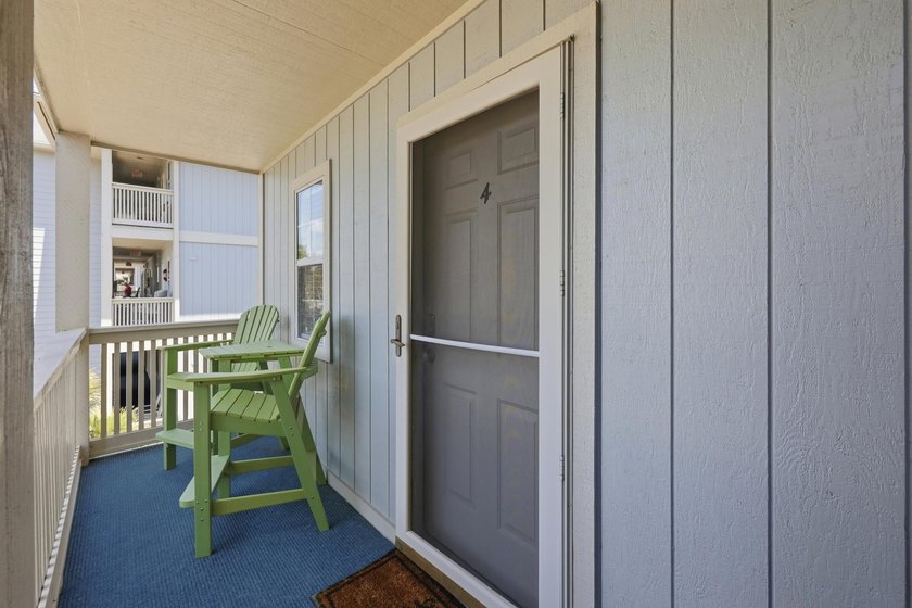 Welcome to this well-maintained 2-bedroom, 2-bathroom condo - photo 3