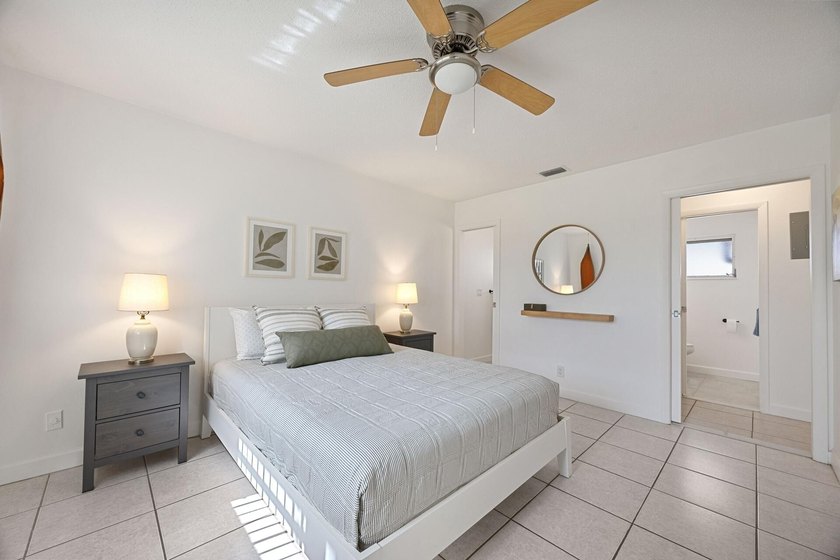 Welcome to this absolutely immaculate, furnished 1 bedroom 1 1/2 - photo 4