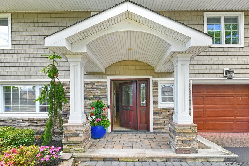 Welcome to this beautifully maintained 5 bedroom, 3 1/2 bath - photo 4
