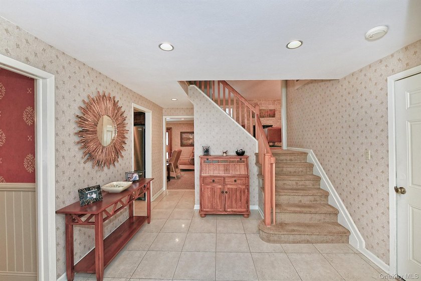 Welcome to this beautifully maintained 5 bedroom, 3 1/2 bath - photo 6