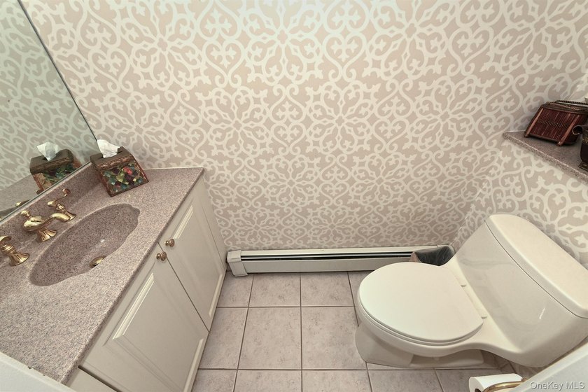 Welcome to this beautifully maintained 5 bedroom, 3 1/2 bath - photo 7