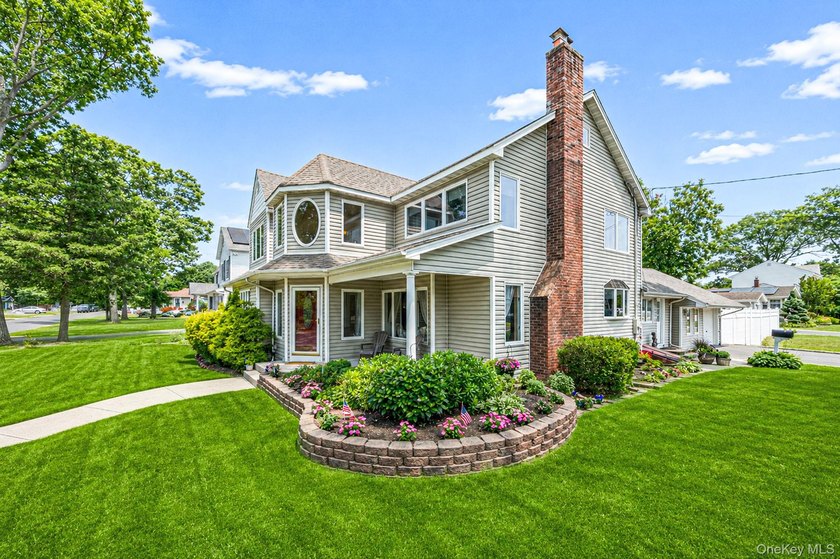Over 3000 Sq ft post modern colonial on oversized lot with 6+ - photo 2