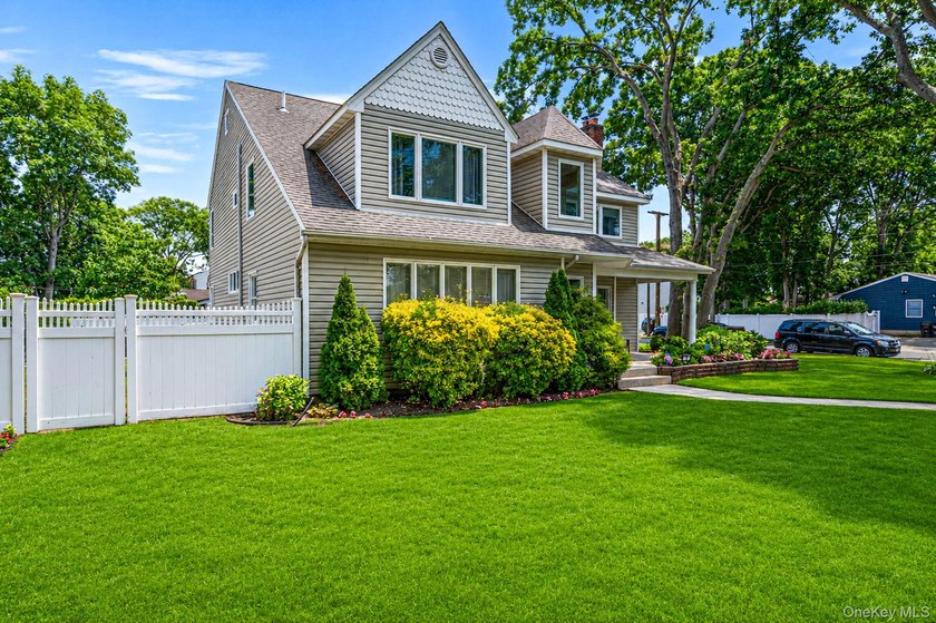 Over 3000 Sq ft post modern colonial on oversized lot with 6+ - photo 3