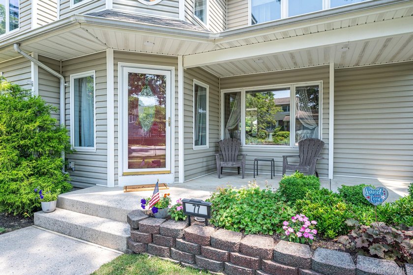 Over 3000 Sq ft post modern colonial on oversized lot with 6+ - photo 4