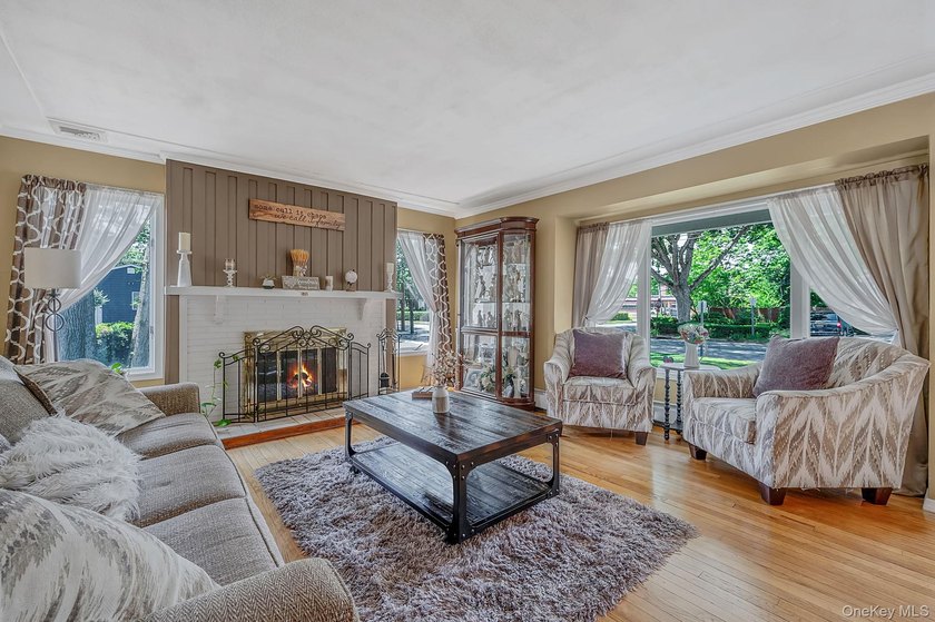 Over 3000 Sq ft post modern colonial on oversized lot with 6+ - photo 5