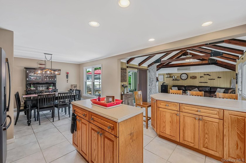 Over 3000 Sq ft post modern colonial on oversized lot with 6+ - photo 10