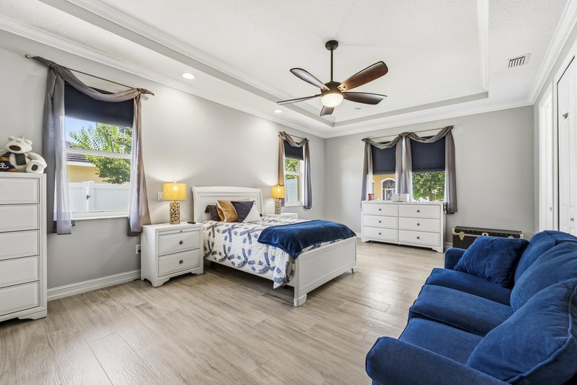 Beautifully maintained and loaded with upgrades, this 3-bedroom - photo 12