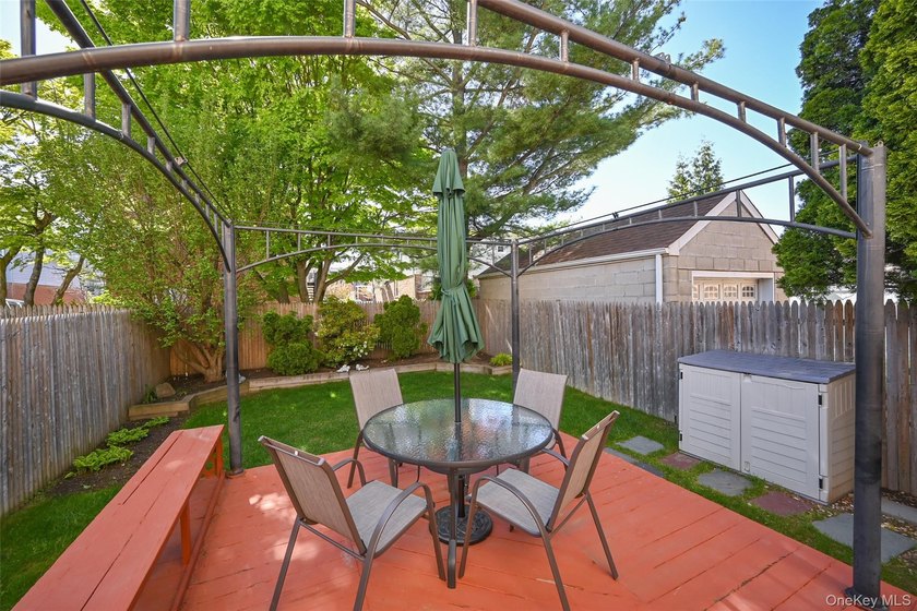 Well-maintained by long-time owners, this semi-detached Colonial - photo 18