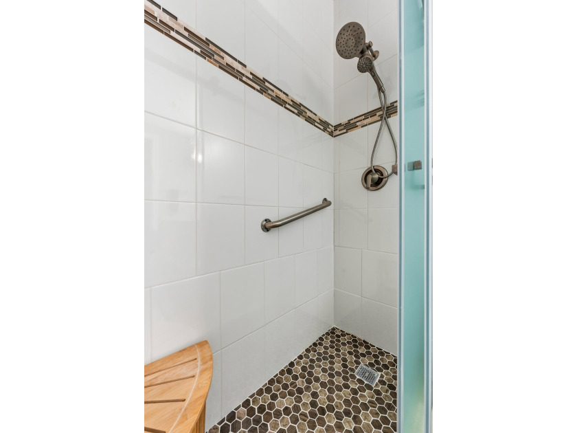 Beautifully maintained and loaded with upgrades, this 3-bedroom - photo 21