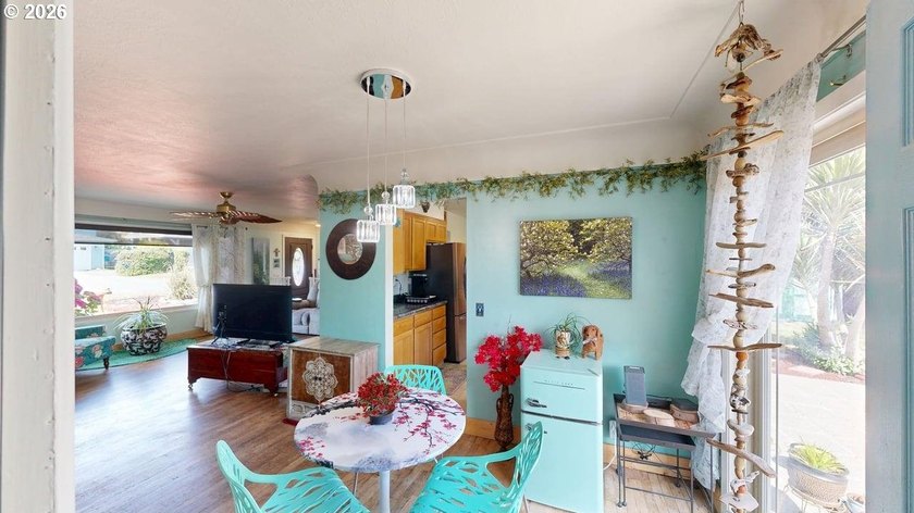 Hear and see the ocean from this delightful seaside home! Mature - photo 6