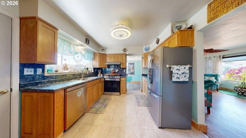 Hear and see the ocean from this delightful seaside home! Mature - photo 7