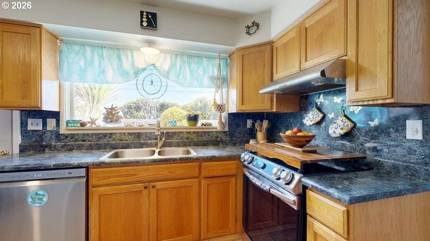 Hear and see the ocean from this delightful seaside home! Mature - photo 8