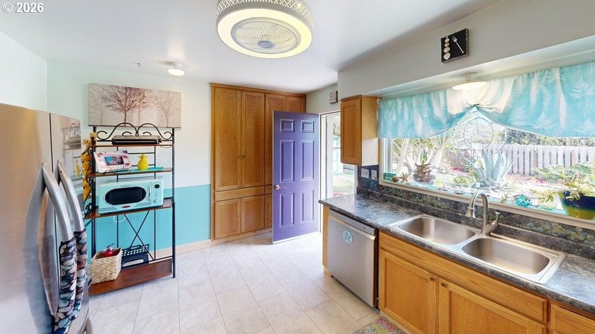 Hear and see the ocean from this delightful seaside home! Mature - photo 9
