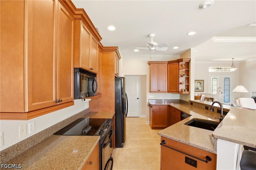 BEST VALUE IN PUNTA GORDA ISLES! Fully furnished and move-in - photo 10