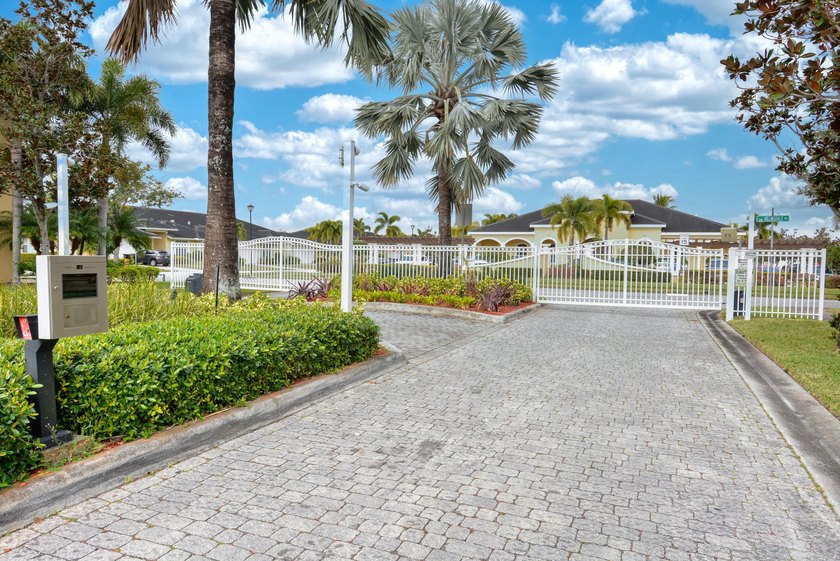 Beautifully maintained and loaded with upgrades, this 3-bedroom - photo 39