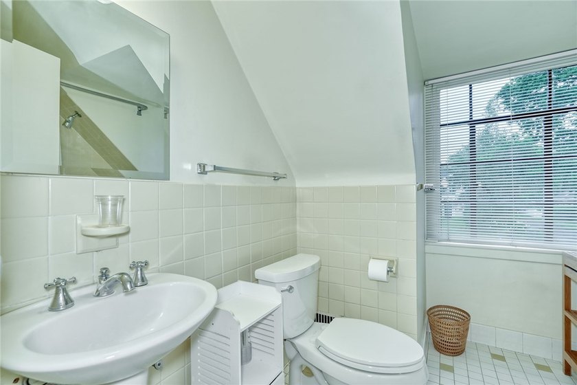 Truly a one-of-a-kind gorgeous cape cod style home, centrally - photo 33