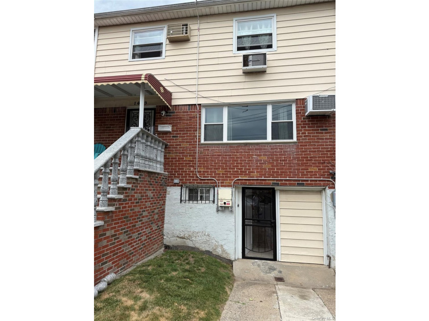Welcome to this beautifully maintained one-dwelling home having - photo 2