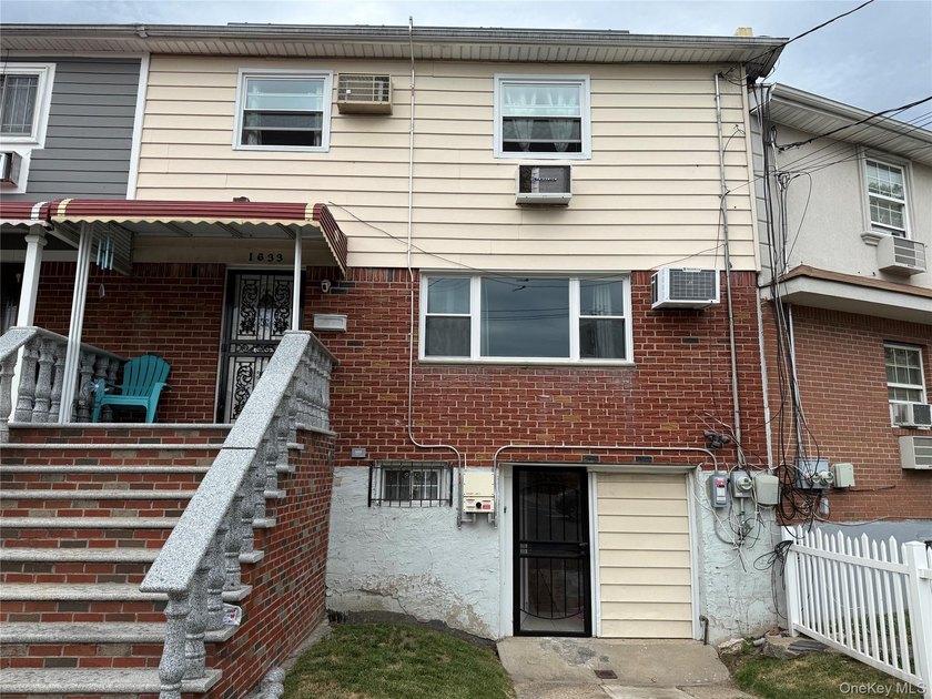 Welcome to this beautifully maintained one-dwelling home having - photo 3