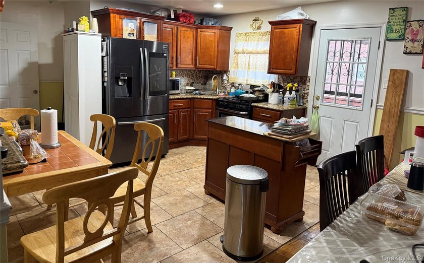 Welcome to this beautifully maintained one-dwelling home having - photo 4