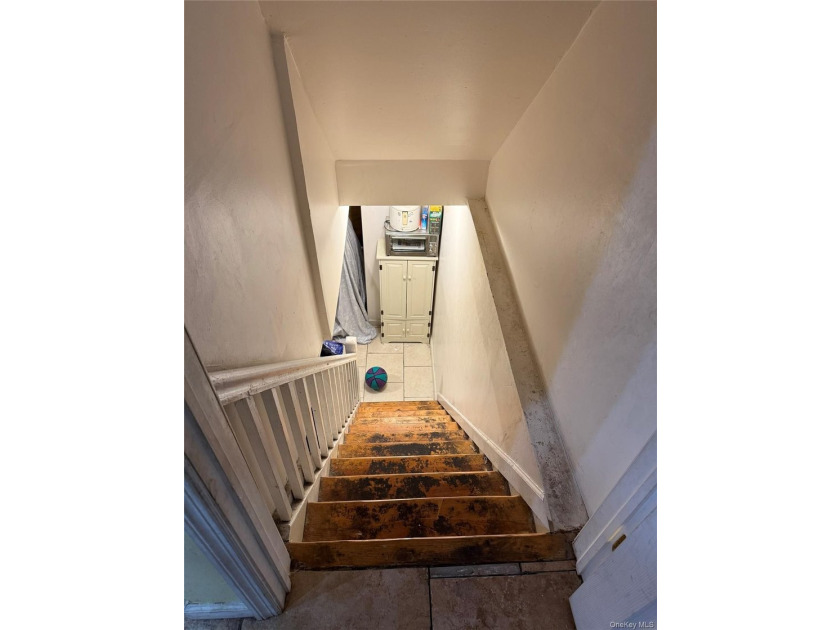 Welcome to this beautifully maintained one-dwelling home having - photo 9