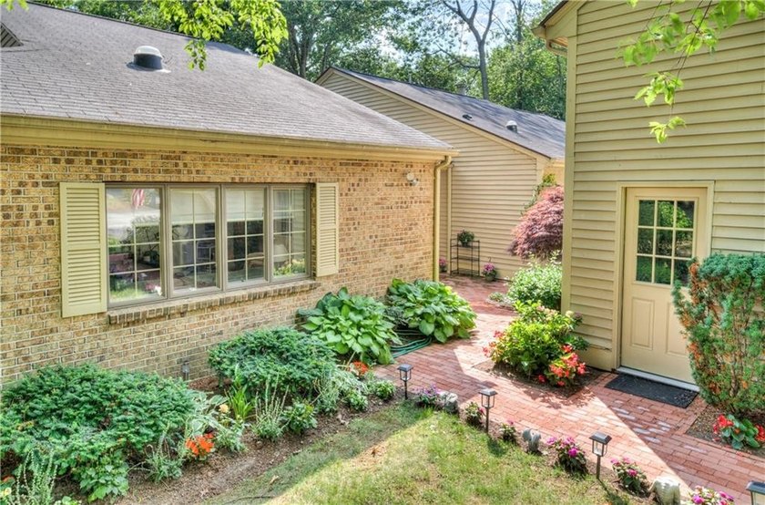 The lovely Pine Glen condo development is conveniently located - photo 8