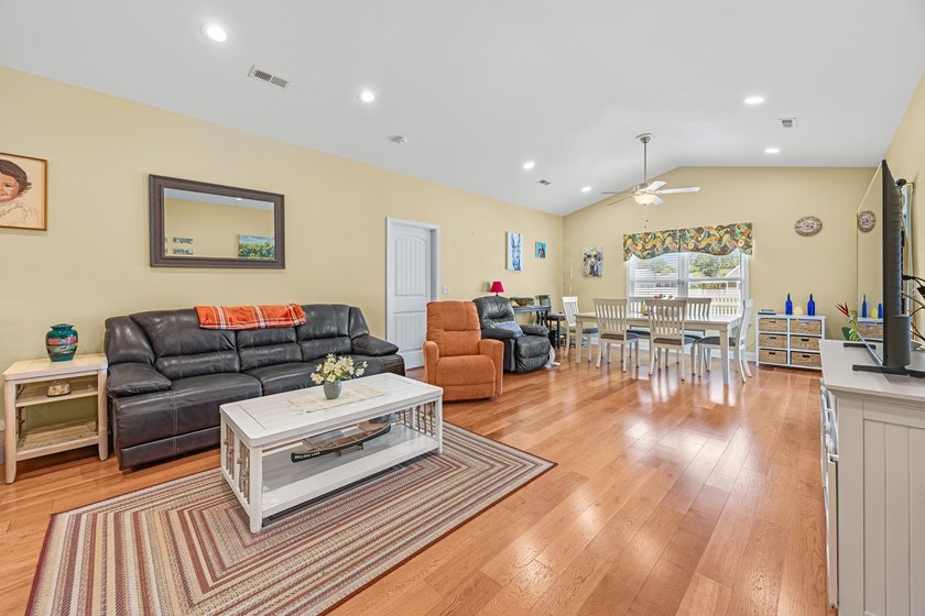Well maintained &amp; well cared for single level Edisto Model by - photo 6