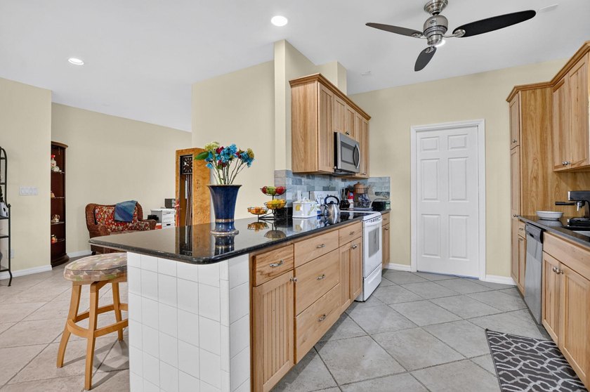 3 Bedroom 2 1/2 bath single family home. Vaulted ceilings - photo 16
