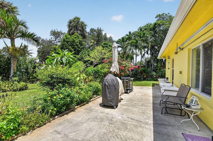 3 Bedroom 2 1/2 bath single family home. Vaulted ceilings - photo 42