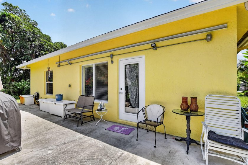 3 Bedroom 2 1/2 bath single family home. Vaulted ceilings - photo 43