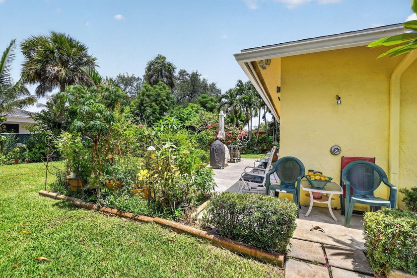 3 Bedroom 2 1/2 bath single family home. Vaulted ceilings - photo 45