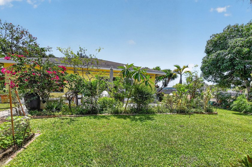 3 Bedroom 2 1/2 bath single family home. Vaulted ceilings - photo 48