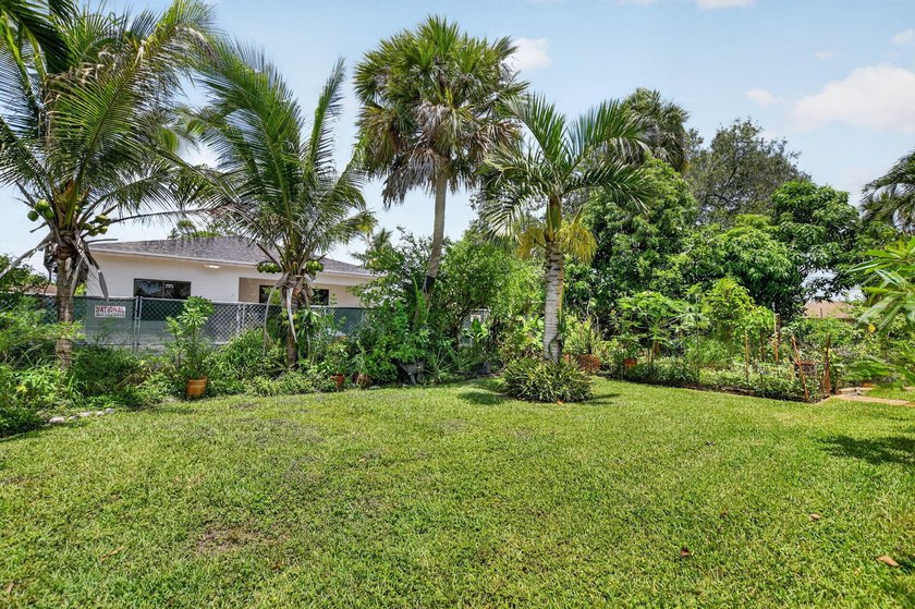 3 Bedroom 2 1/2 bath single family home. Vaulted ceilings - photo 49