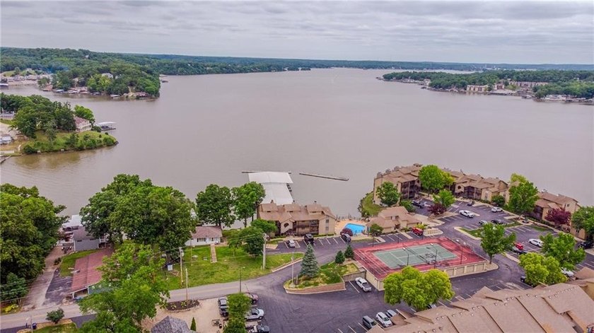 Welcome to lake life at its BEST! This absolutely gorgeous - photo 45