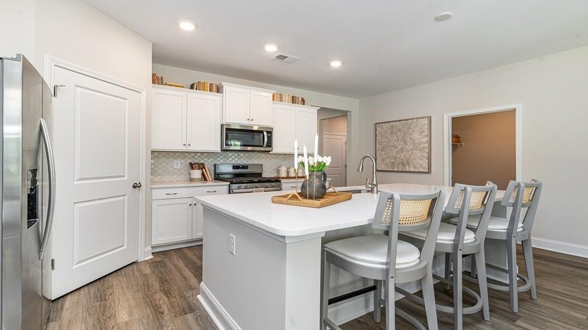 Enjoy Exclusive Homeowner Perks Right in your Backyard! All new - photo 3